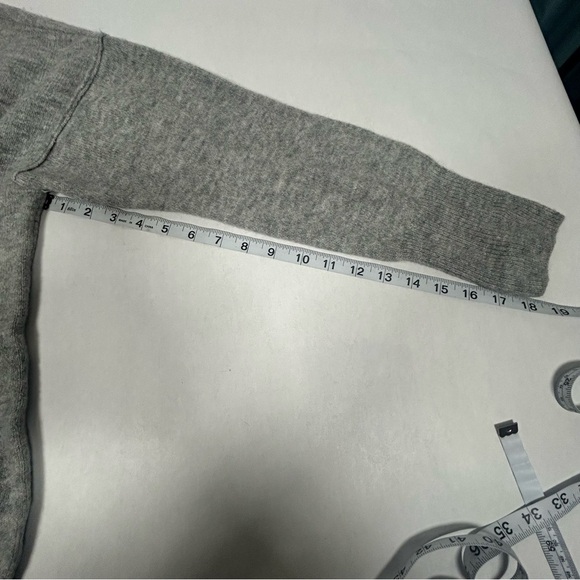 NWT Vince Camuto Light Grey Sweater with Red Heart - Picture 9 of 12